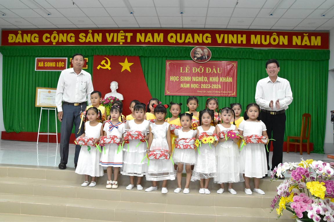 Xã Song Lộc đỡ đầu học sinh nghèo, khó khăn năm học 2023-2024
