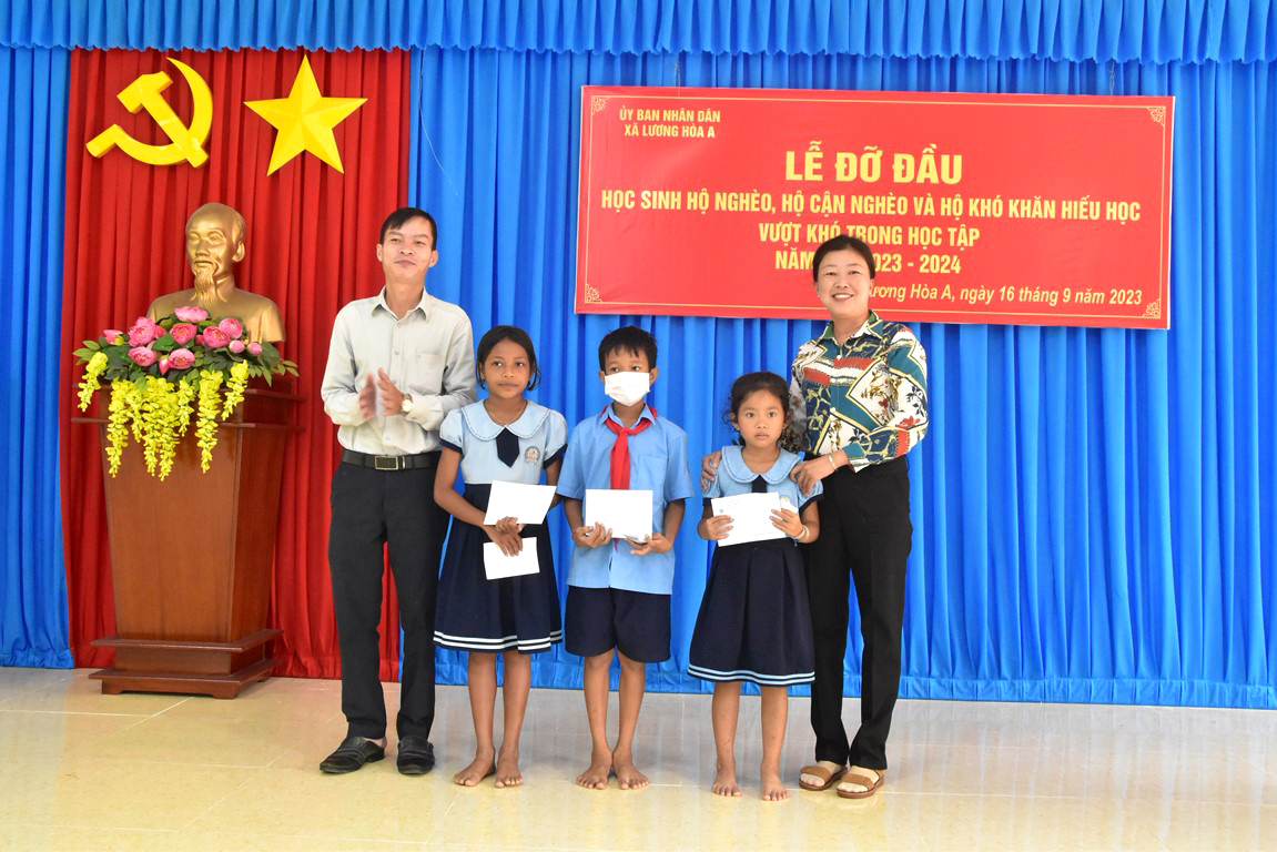 Xã Lương Hòa A tổ chức Lễ đỡ đầu học sinh hộ nghèo, hộ cận nghèo và hộ khó khăn vượt khó trong học tập năm học 2023-2024